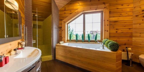 Jak udělat koupelnu v dřevěném domě: příležitosti, omezení a technologie